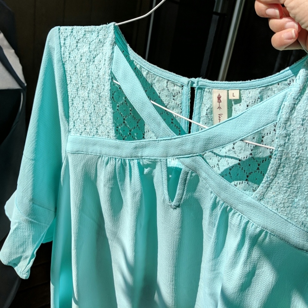 L Unique aqua bell sleeved top - Picture 7 of 7